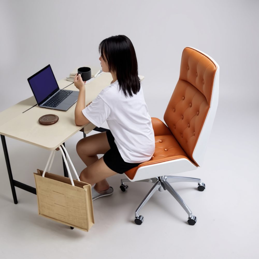 Chi tiết họa tiết quả trám trên lưng ghế A80